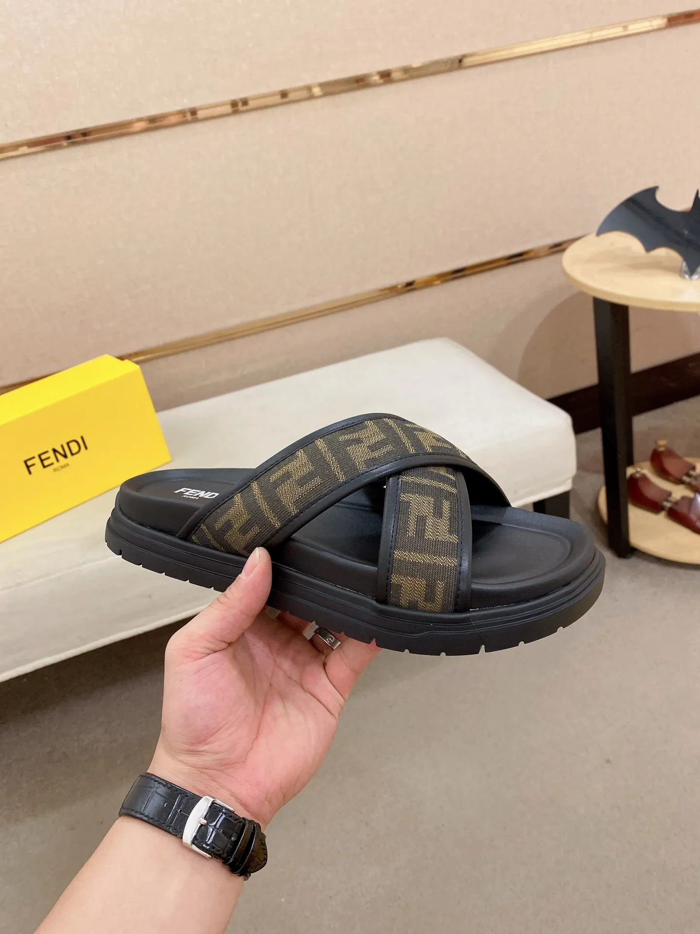 Factory price: 320💰 [Fendi Slippers] High-end brand of men's shoes, official website 1:1 latest masterpiece: original mold customization, the fabric is made of imported original materials, upgraded outsole, lighter and non-slip. The market's top quality, simple yet tasteful, a must-have for fashionistas, fashionable at your feet, full of confidence, the same style at the counter 👍The season of summer slippers is here. Code: 38-44 (45 is custom-made and cannot be returned or exchanged)